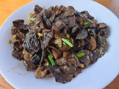 崂山菇炒肉-崂山水果园农家宴(泉水鸡店)