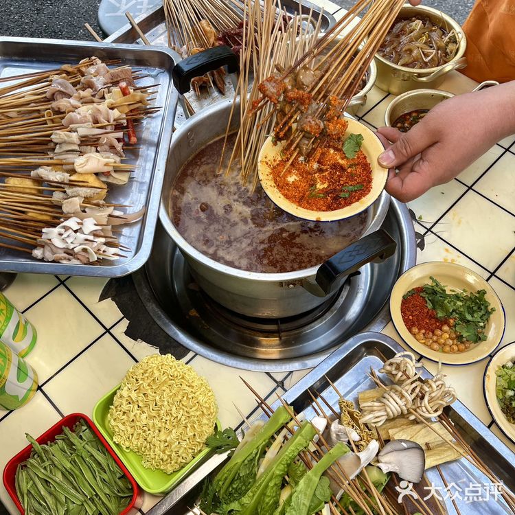 成都坠好吃的社区市井串串！！好吃还便宜