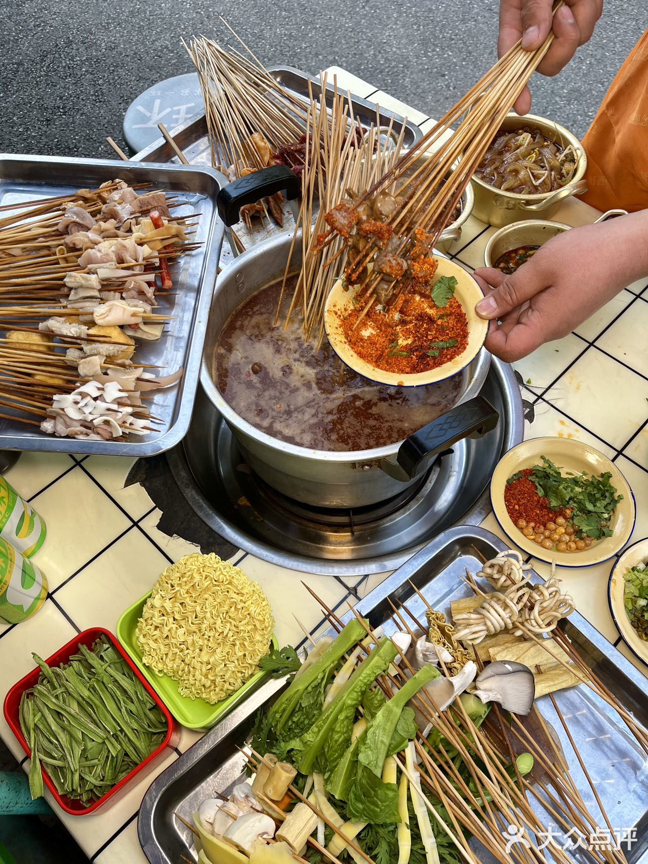 成都坠好吃的社区市井串串！！好吃还便宜