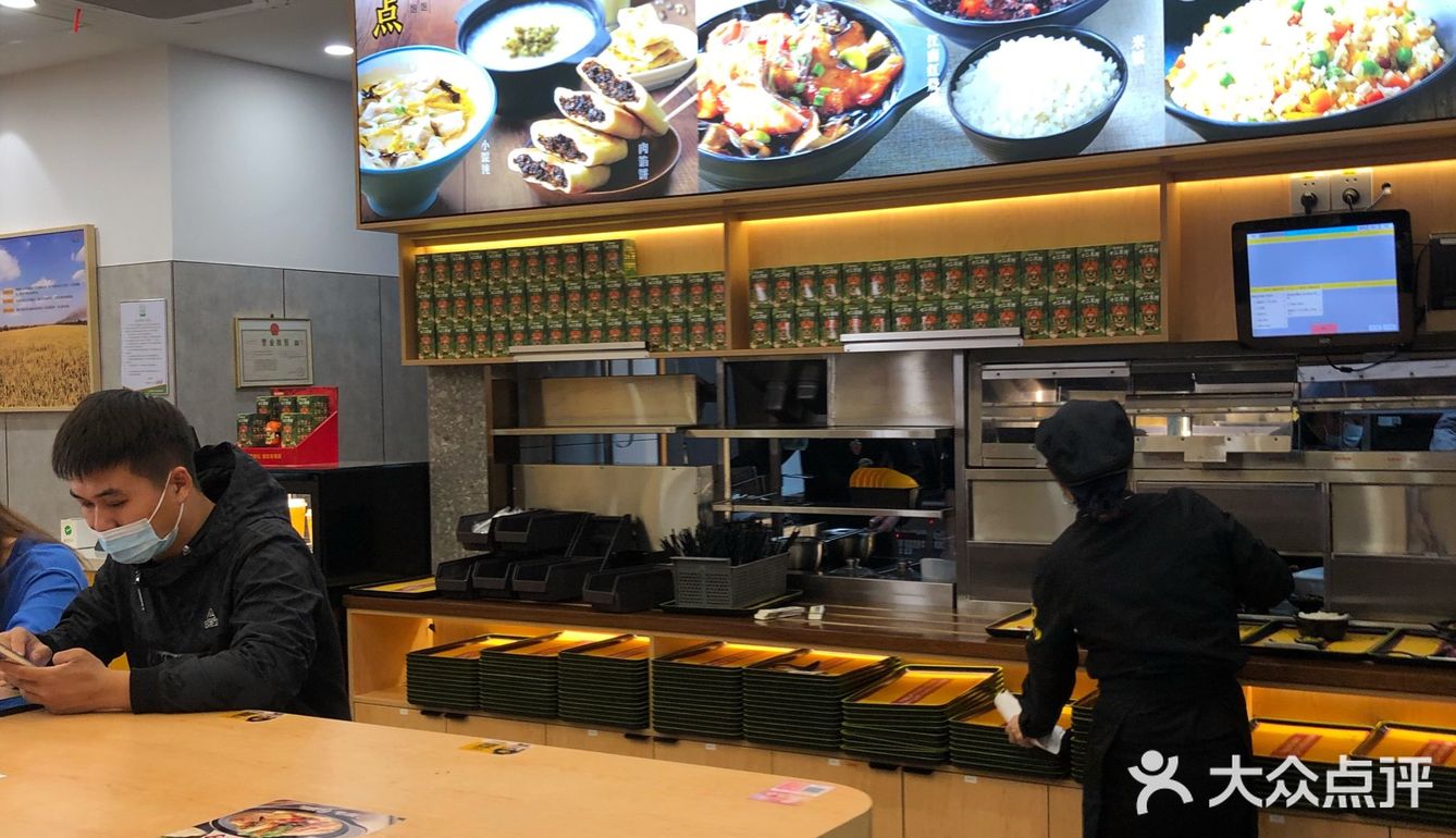 本来想在广场内找到临时就餐点，然尔并没有