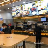 本来想在广场内找到临时就餐点，然尔并没有