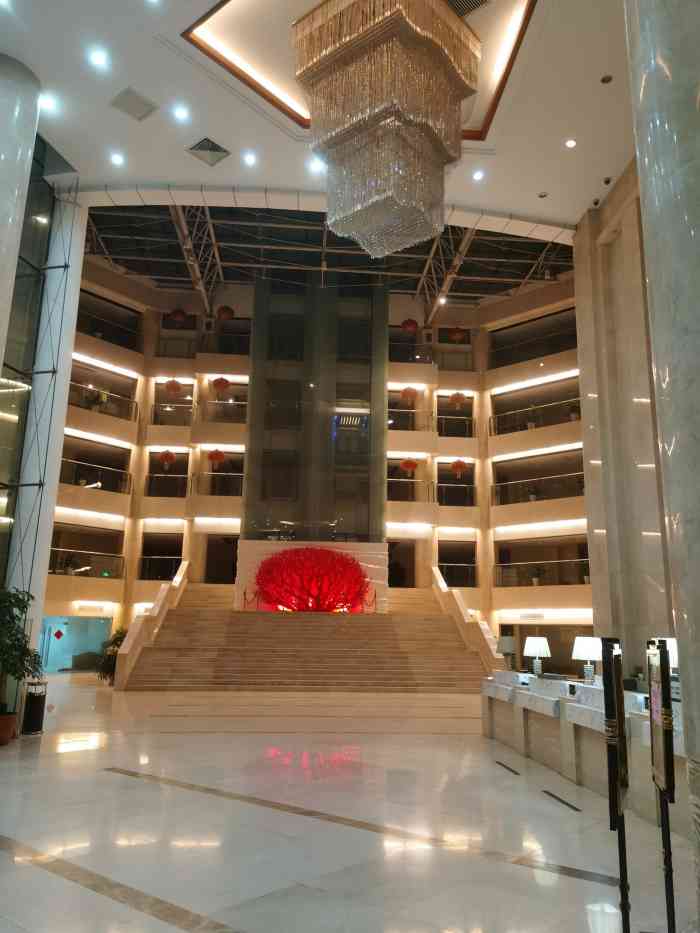 振海大厦(北大地店)-"这家一层是餐厅,早上有自助早餐,也对外开.