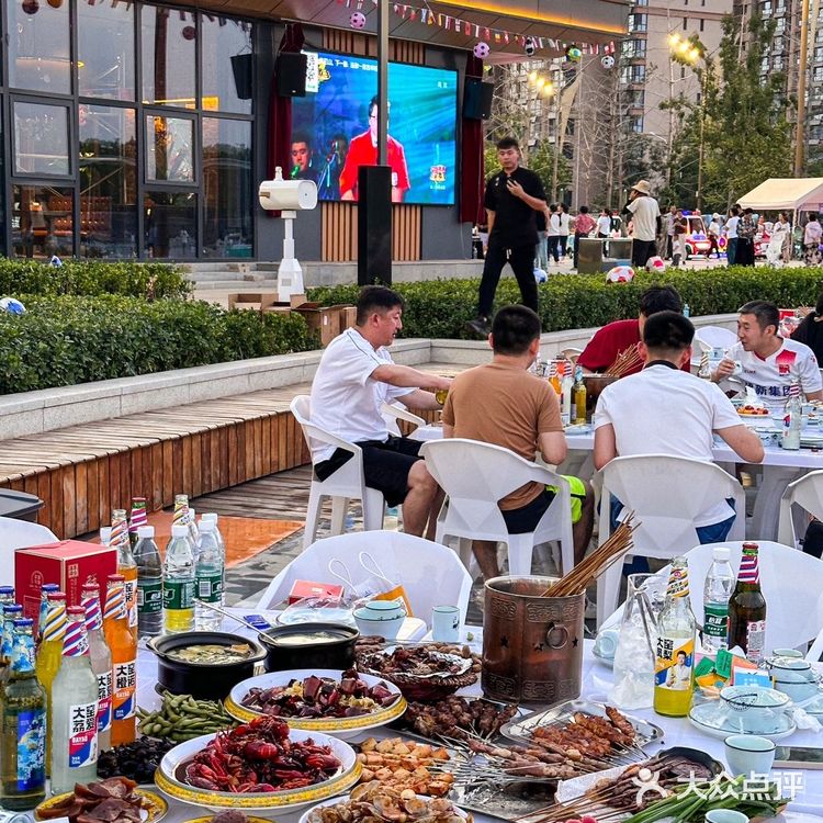 保定！可以看球的室外餐厅！烧烤也好好吃啊啊