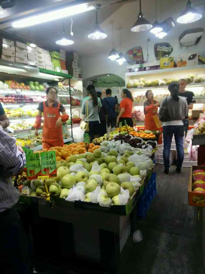 乡巴佬水果店(平城路店)-"就在实验小学对面,店面其实挺小的.正是草.