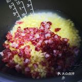 香肠切丁。淘米加水和所有食材一起搅拌。放入电饭煲煮