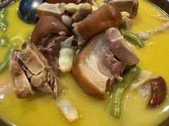 -帅巴人舅母子腊蹄民俗村