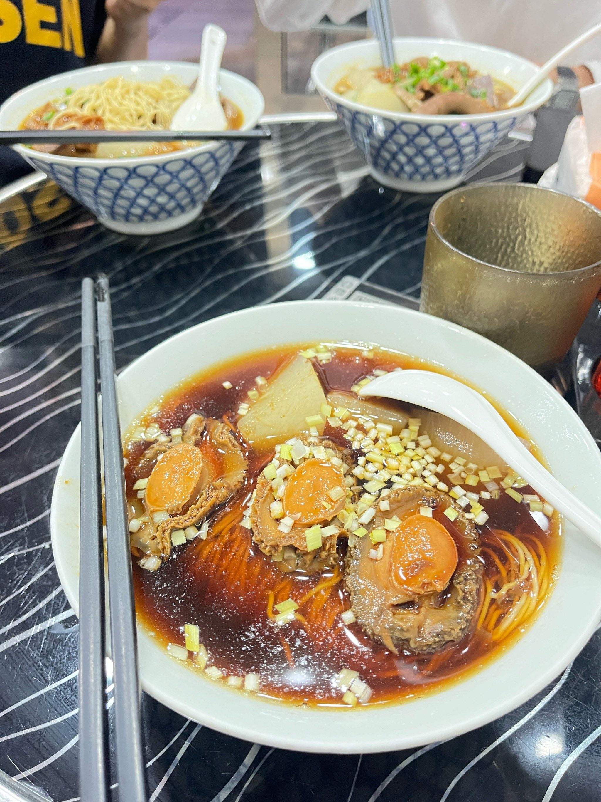 鲍鱼汤面美味上桌了