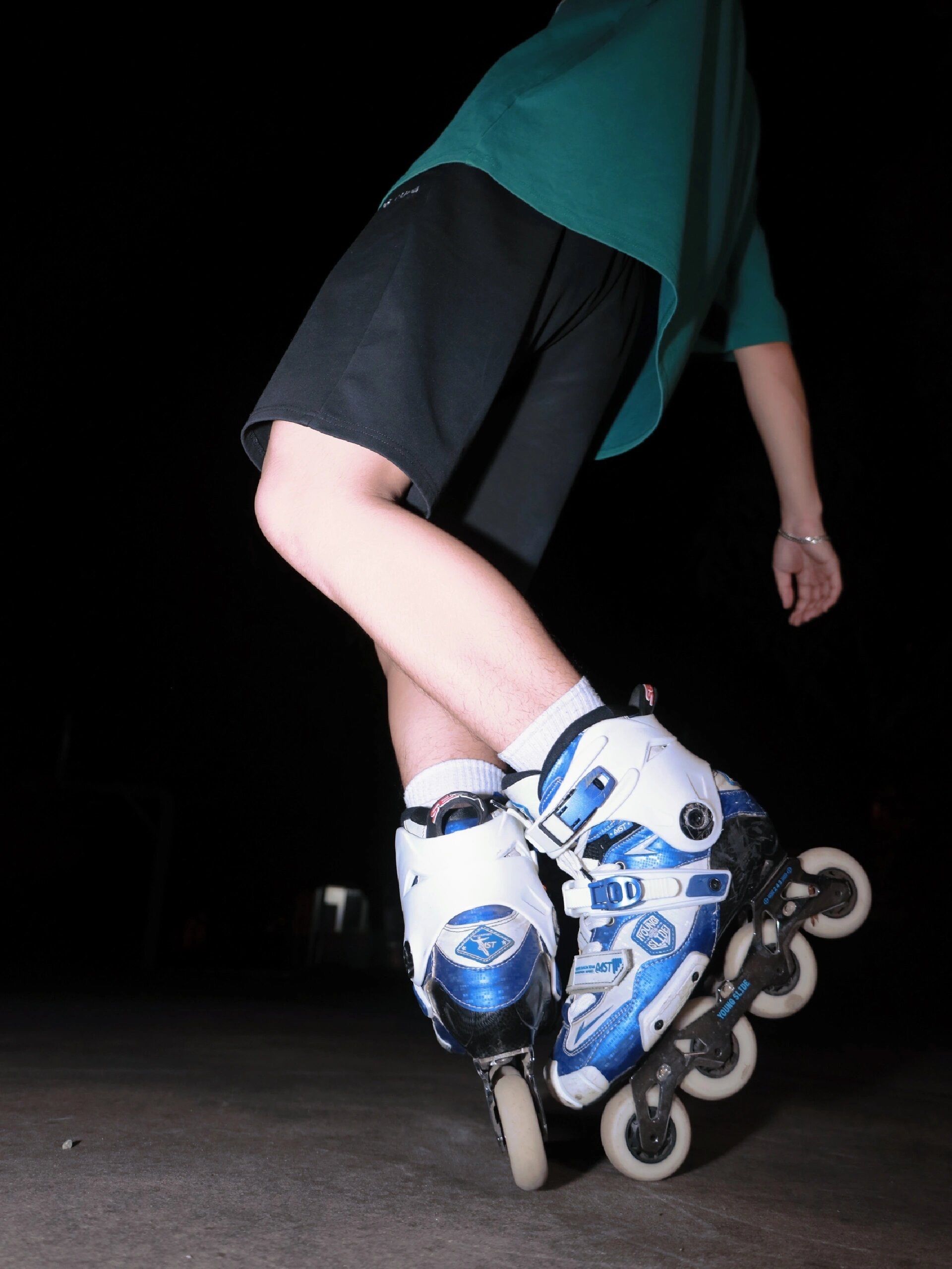 分享一些轮滑帅哥,都吃好点!