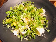 温海鲜色拉配牛油果-Carbon莫卡哆·意大利复古集市餐厅(杭州大厦店)
