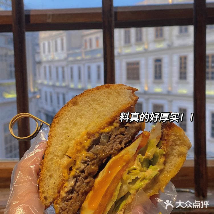 刚到的时候没什么人 我们就挑了个窗边的位置