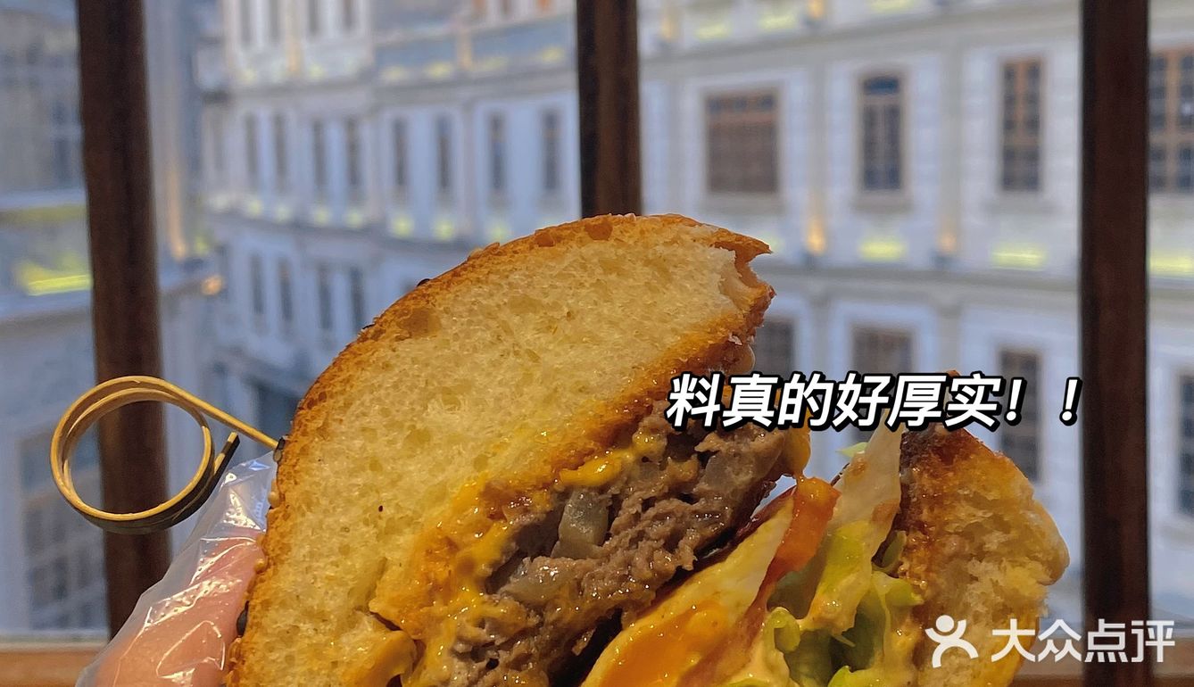 刚到的时候没什么人 我们就挑了个窗边的位置