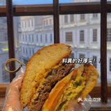 刚到的时候没什么人 我们就挑了个窗边的位置