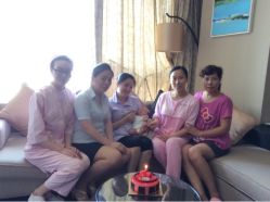 会所工作人员给我们宝宝庆祝满月-Babysky·贝瑞佳月子会所(花木店)