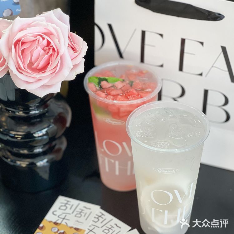 夏天当然要喝一杯BONJOUR的椰子水呀🥥