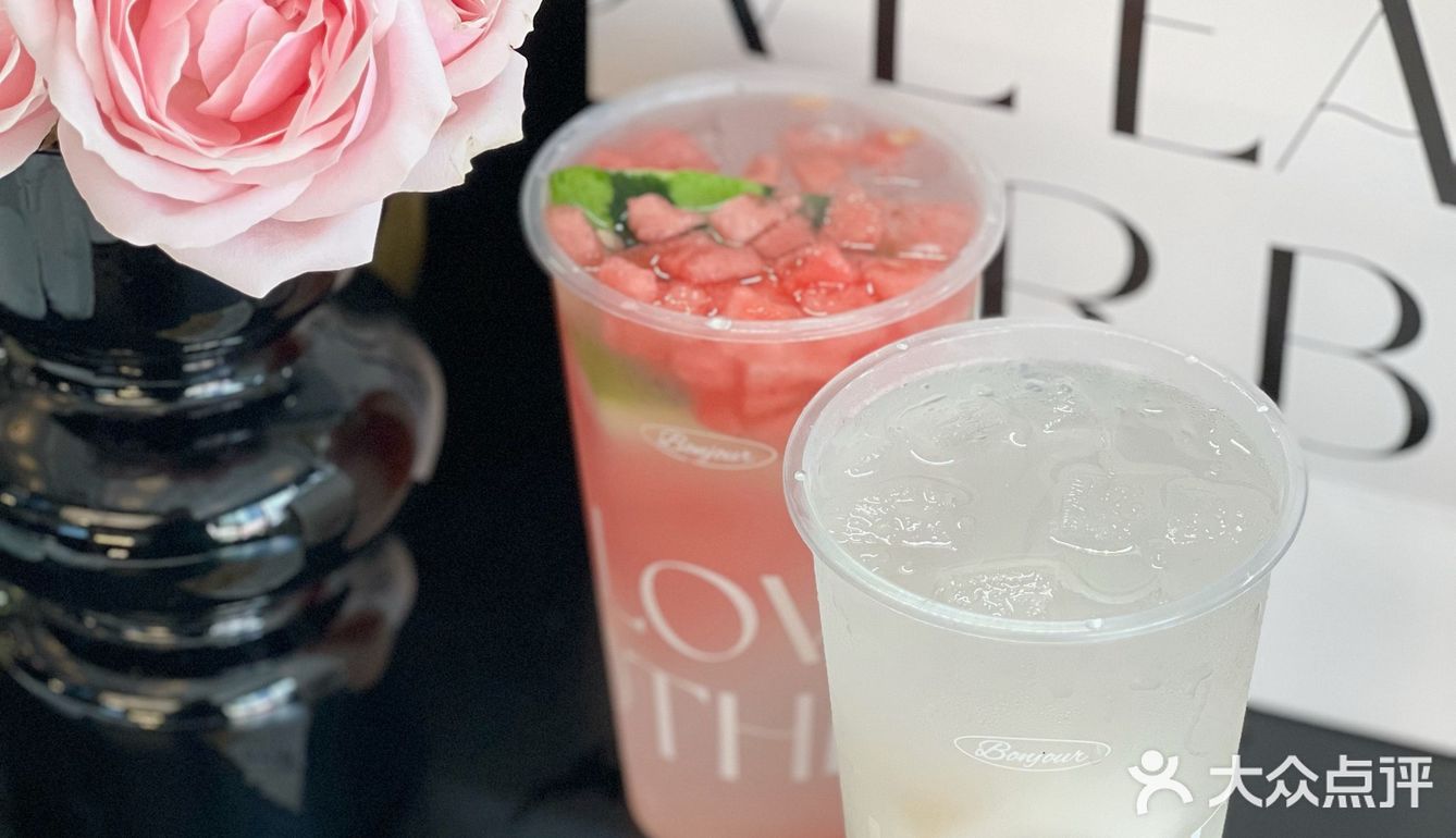 夏天当然要喝一杯BONJOUR的椰子水呀🥥