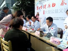 医生正在看病-四川大学华西第四医院
