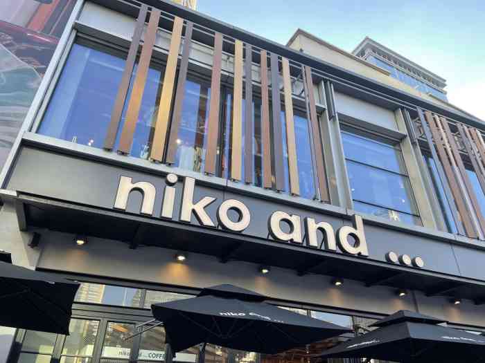 niko and .(南京西路店)-"跟姐妹在附近吃好晚饭溜达消食过来的.店外.