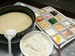巨无霸过桥米线-蔼若春.传承三十年云南菜(金碧公园店)