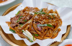 Braised Old Goose and Pig Trotters with Bamboo Grass and Deer Mushroom