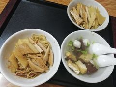 -松树干拌面店