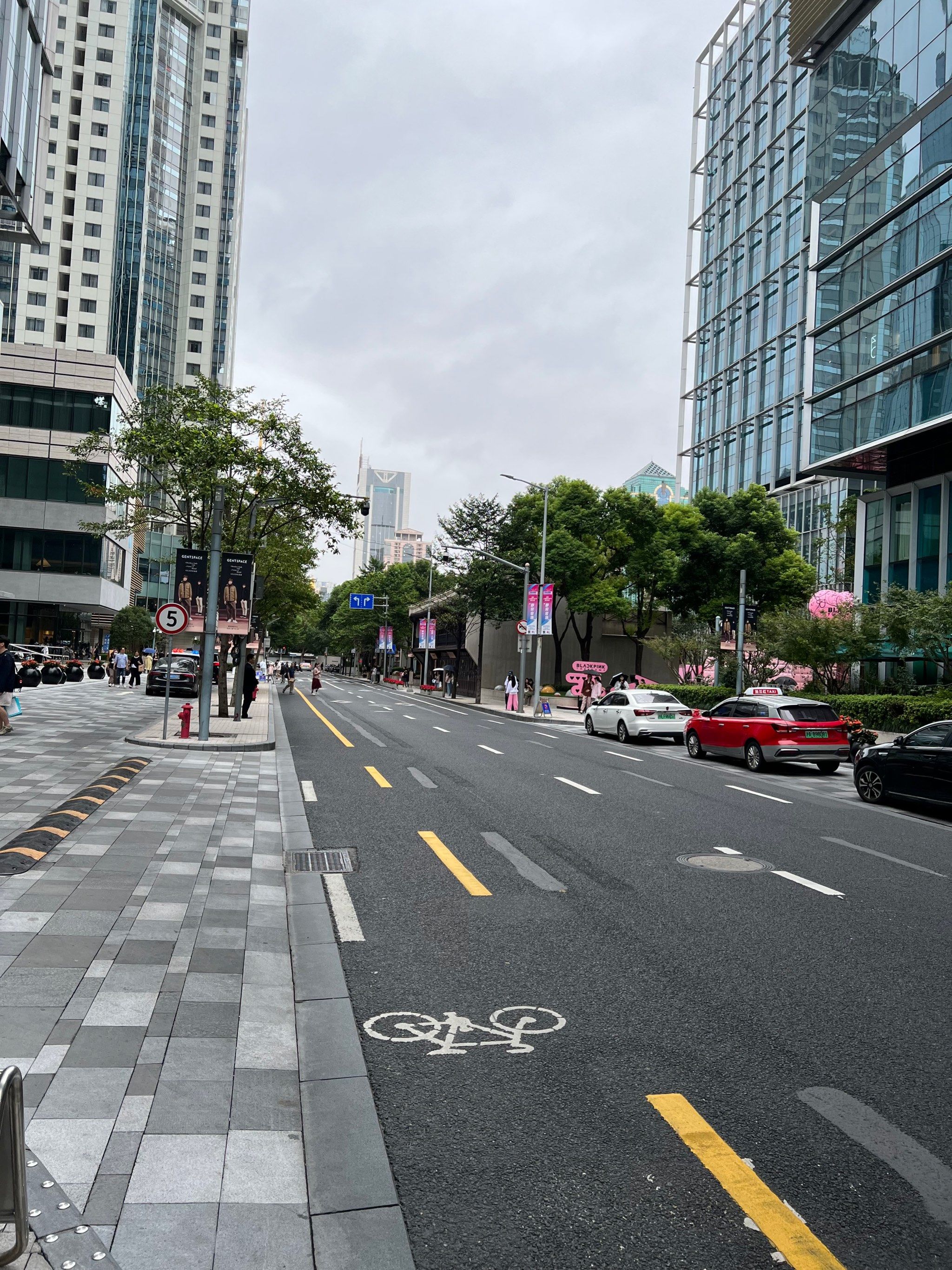 0元玩转这座城 车少街道宽敞,港真有点像香港的马路