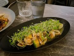 温热海鲜沙拉配牛油果柠檬欧芹-Hi City·城市之巅