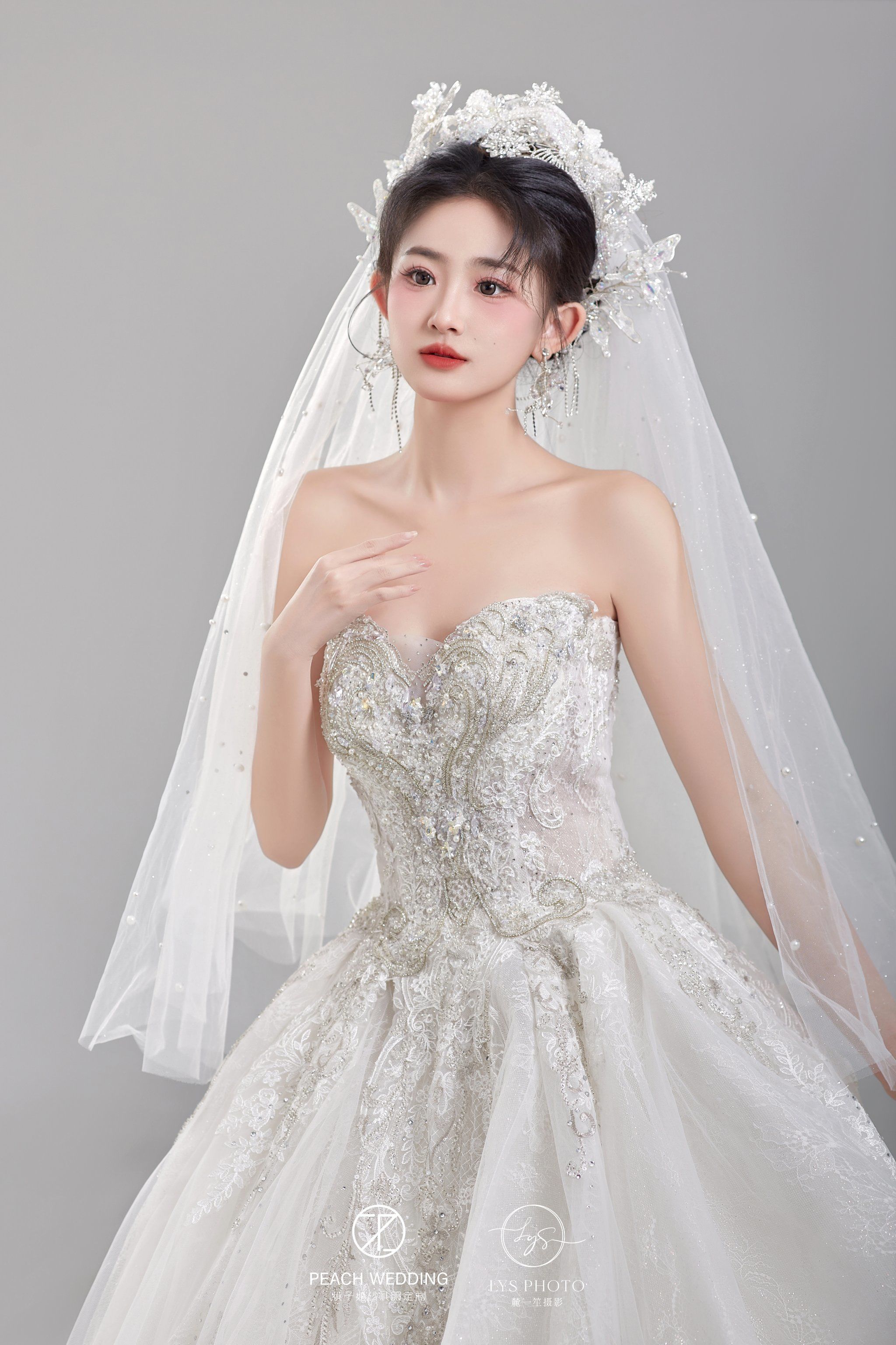 几缕发丝,让新娘看起来又纯又欲[爱心]#主纱造型 #婚纱搭配 #主纱