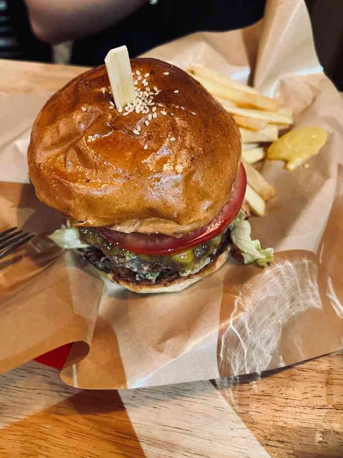 lone star 孤星汉堡-"开在小区楼下的一家小汉堡店,约了几个朋友.