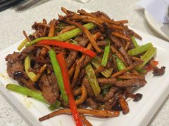 茶树菇炒牛柳-香港新发烧腊茶餐厅(书城店)