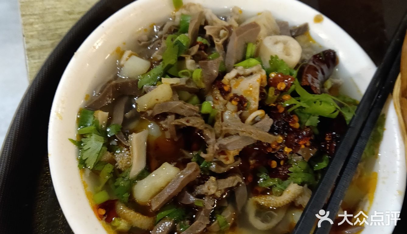 这里的羊汤料很足哦！