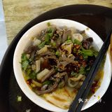 这里的羊汤料很足哦！