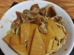 -松树干拌面店
