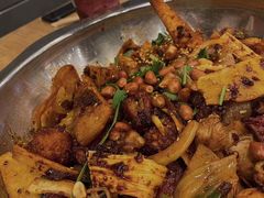 -愉肴麻辣香锅(中山路店)