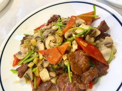 蘑菇炒牛肉-花椒俏川菜小馆(南海万达店)