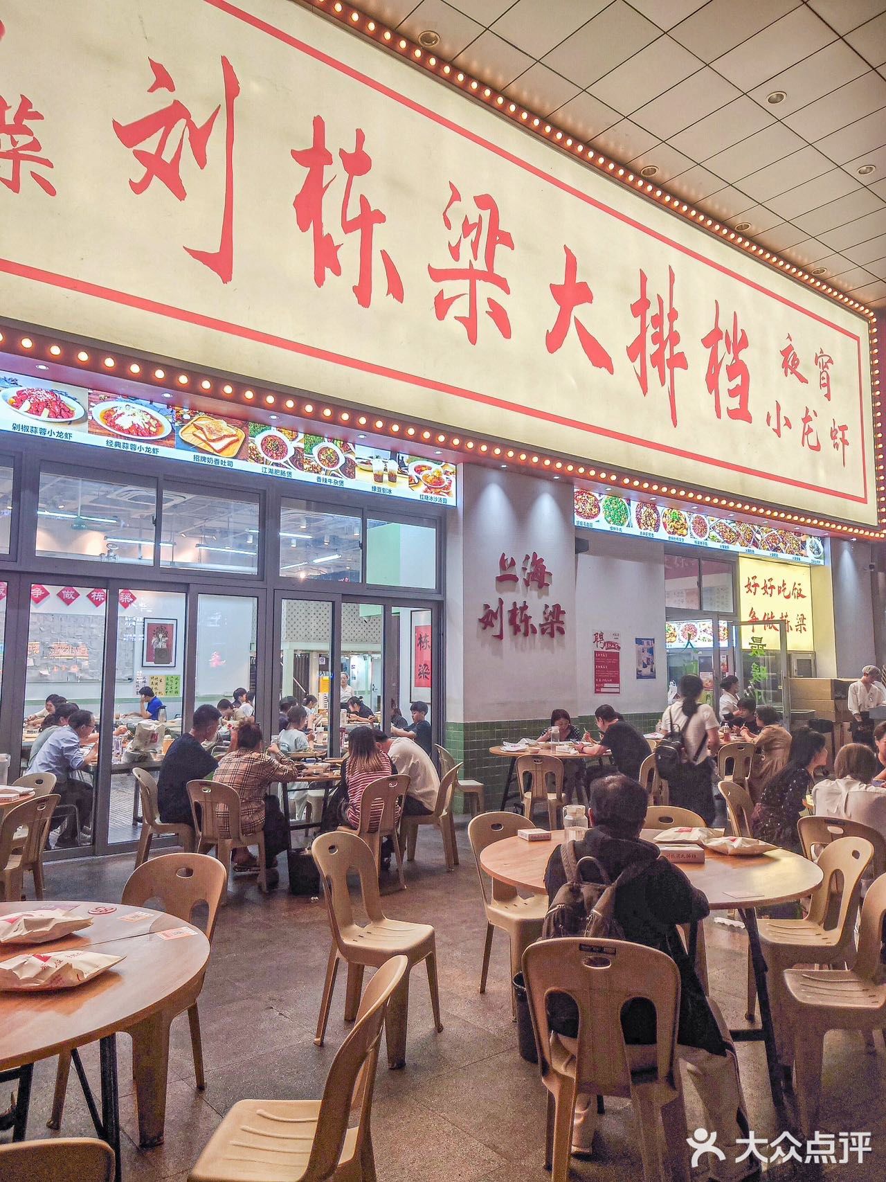 大排档就该摆在马路边上吃！