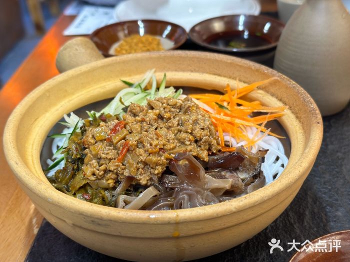 阿山卓·野生菌火锅·纳西火塘烤肉七彩云南拌米线图片