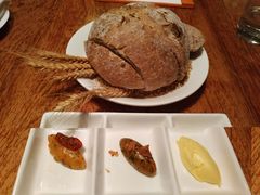 餐前面包-非常时髦餐厅VUE Restaurant(外滩茂悦大酒店)