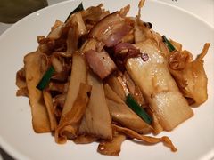 腊肉炒杏鲍菇-花椒笑成都小馆(百脑汇店)