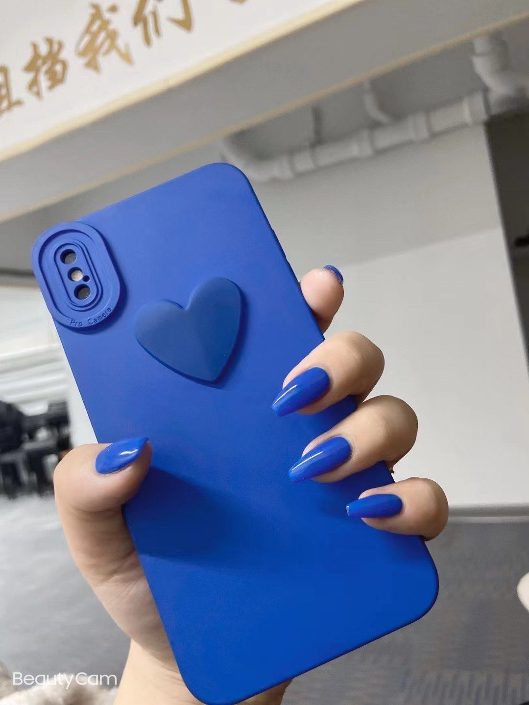 克莱因蓝真的绝了,这种颜色在指甲上简直无敌,蓝得深邃又不失明亮