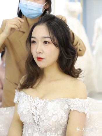 备婚的准新娘都是没有经验的，选婚纱也不是很了解