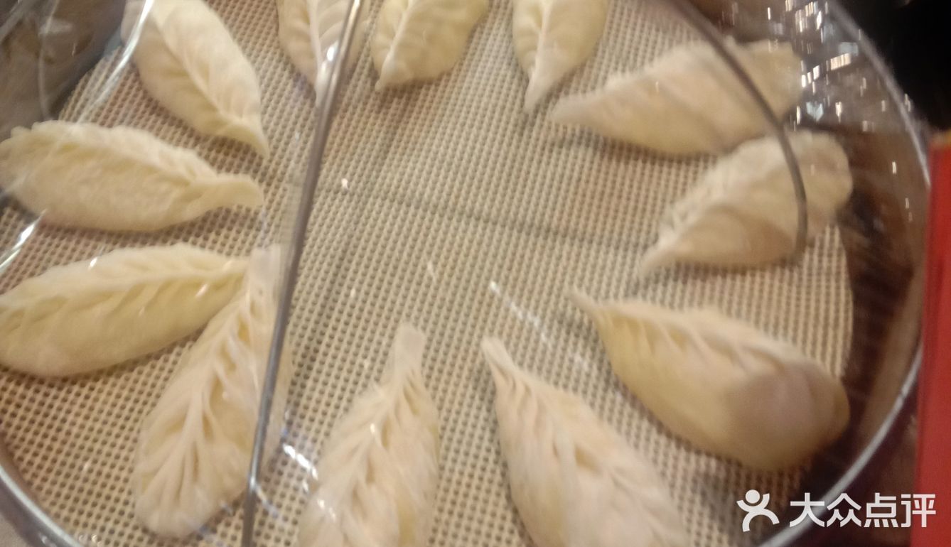 鱼片捞完发现底下还藏着豆芽。服务员换骨碟挺勤快的