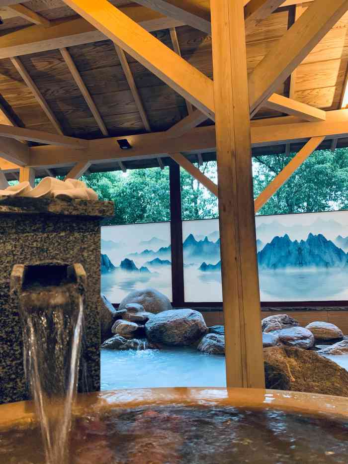极乐汤(嘉定店)-"三个泡汤池子,汗蒸房两间,一共四层楼.给.