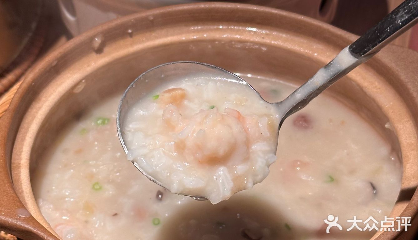 刚开业不久 到饭点就要排队了 人气超旺 高原青豆炖肥肠