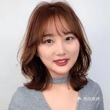 颧骨高，咬肌有肉感，属于圆脸，发量偏少。优点分析