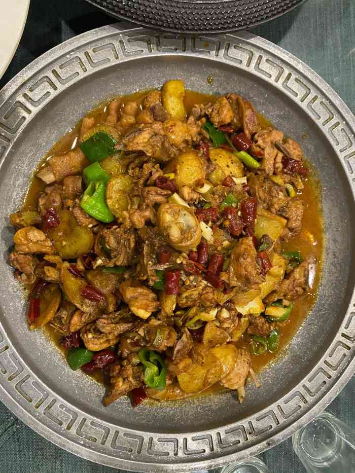 血站大盘鸡(北艺公园街店)-"跟很多客人的评价一样,大盘鸡里的土豆