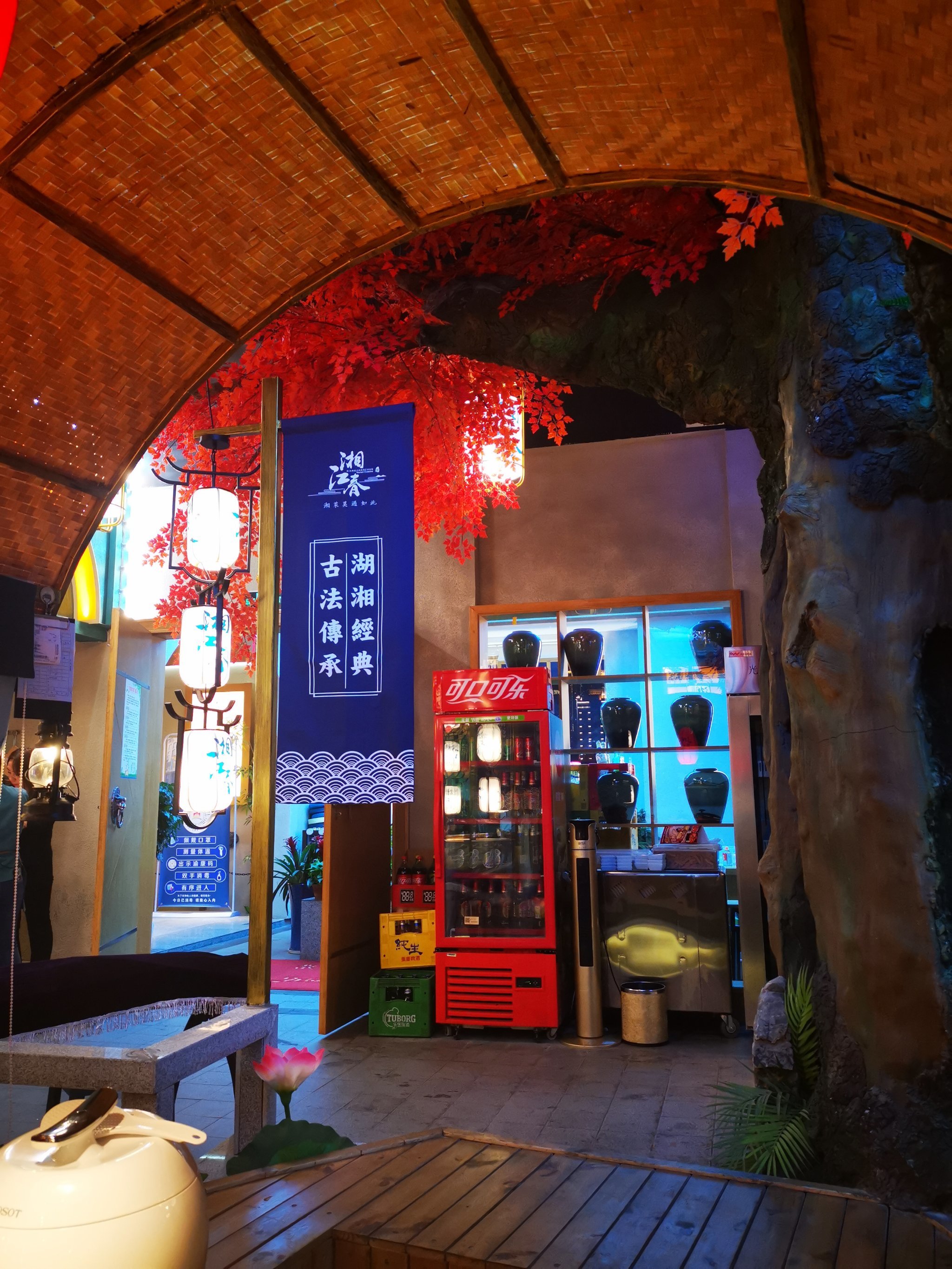 就在鎏嘉码头a区二楼,招牌做的很大,比较好找