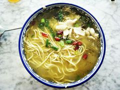 老坛酸菜黑鱼面-轻捞慢起面馆(新世界百货店)