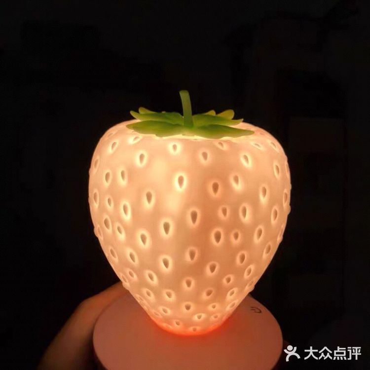 浪漫草莓灯给家居增添年味