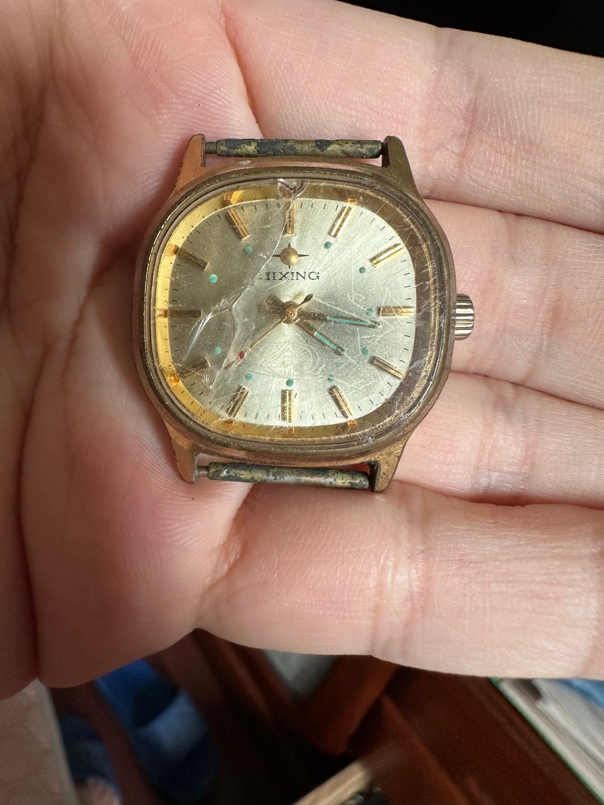 一个破旧的老手表乘载这一份历史也记录了当年那一段旧时的年代