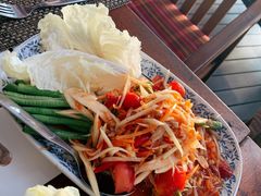 青木瓜色拉-卷心菜和避孕套餐厅(Pattaya)